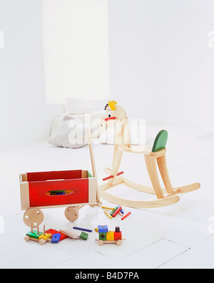 traditionelles Holzspielzeug in einem weißen Raum Stockfoto
