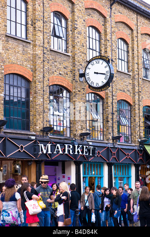 Uhr auf Markthalle Canden Lock Camden High Street Camden NW1 London Vereinigtes Königreich Stockfoto