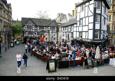 Aug 2008 - Menschen an der Sinclairs Oyster Bar und Wellington Inn Restaurant Manchester England UK Stockfoto