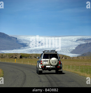 Jeep unterwegs National Highway mit Flaajokull-Gletscher im Hintergrund, Ost-Island Stockfoto