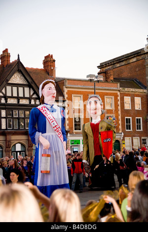 Große Pappmaché-Puppen und Massen in Derby Stadtmarkt Ort während der Derby-Feste. Stockfoto