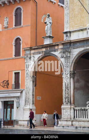 Ecke Bogen von der Loggia del Consiglio, Piazza dei Signori, Piazza Dante. Verona, Italien. Stockfoto