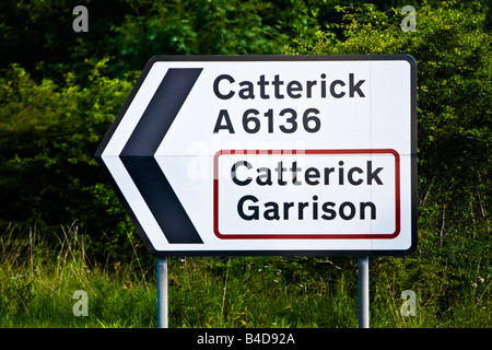 Staatsstraße nicht primäre Route Schild mit Straße und Kreuzung Informationen England UK