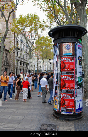 Touristen zu Fuß entlang der la Rambla, Barcelona, Spanien Stockfoto