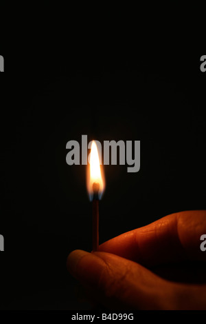 Hand mit beleuchteten übereinstimmen Stockfoto