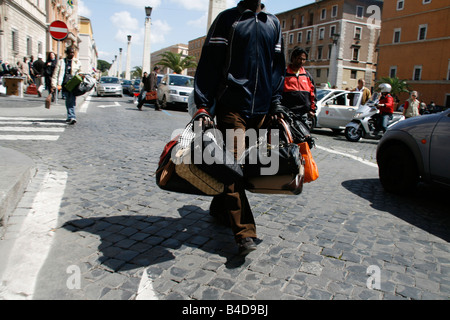 Einwanderer, Verkauf von waren durch den Vatikan in Rom Stockfoto