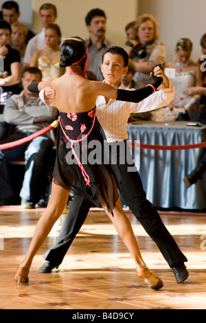 Junge Tänzerinnen und Tänzer posieren. Ballroom Dance Wettbewerb "Nevsky Cup 2008" in Sankt-Petersburg, Russland. Stockfoto