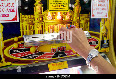 Frau spielt In der Penny Arcade auf Brighton Pier Sussex UK Europe Stockfoto