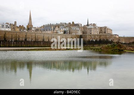 Juli 2008 - Blick auf die Stadtmauer von Saint Malo Brittany France Stockfoto