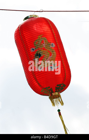 Chinesische Laterne hängt an Seilen über eine Straße in China Town Gerrard Street London Stockfoto