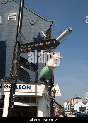 Ein Zeichen für einen Fish and Chips Laden in Form einer Büste Meerjungfrau Schiffe Galionsfigur in Aldeburgh Suffolk UK Stockfoto