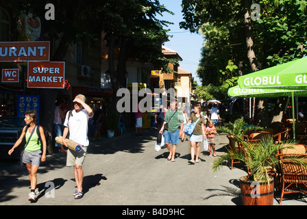 Touristen-Spaziergang durch die Altstadt von Nessebar, Bulgarien Stockfoto