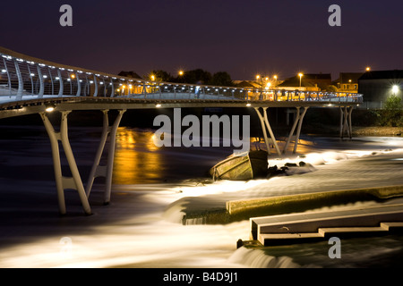 Fußgängerbrücke über den Fluss Aire in Castleford Stockfoto