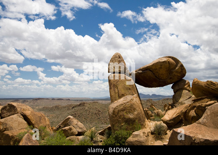 Landschaftsbild der Big Bend Wüste mit Balanced Rock als eine Funktion Stockfoto