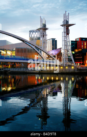 August 2008 - der Millenium Brücke und Lowry in Salford Quays Manchester England UK Stockfoto