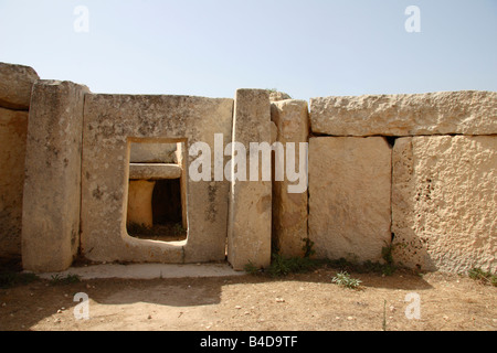 Eine Säule Nische, Tür im alten megalithischen Tempel Mnajdra, Malta. Stockfoto