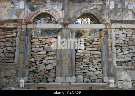 Die Ruinen eines verlassenen klassizistische Herrenhaus auf der Kali Strata auf der griechischen Insel Symi Griechenland Stockfoto