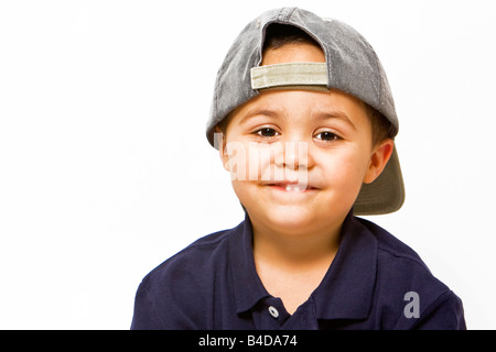 Junge Latino Boy mit Baseballmütze Stockfoto