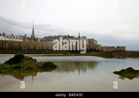 Juli 2008 - Blick auf die Stadtmauer von Saint Malo Brittany France Stockfoto