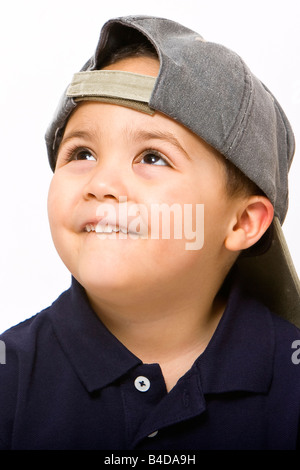 Junge Latino Boy mit Baseballmütze Stockfoto