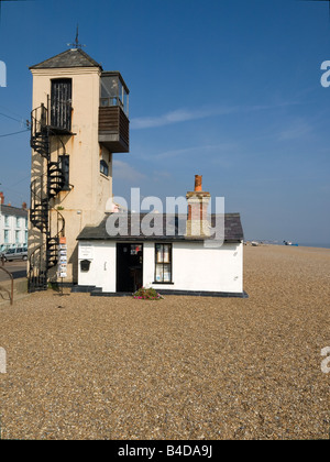 Ein ehemaliger Ausschau Turm jetzt eine Bildergalerie auf dem Kiesstrand in Aldeburgh Suffolk UK Stockfoto