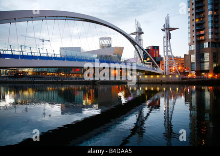 Aug 2008 - The Lowry und die Millenium Bridge in Salford Quays Manchester England UK Stockfoto