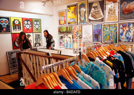 Menschen in der Richard Goodall Gallery in der nördlichen Viertel Manchester England UK Stockfoto