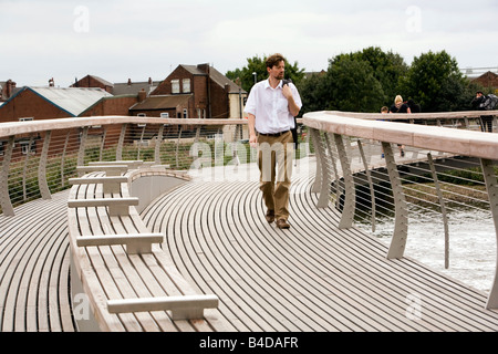UK Yorkshire Castleford Grand Designs große Stadt Plan neue Fußgängerbrücke über den Fluss Aire Stockfoto