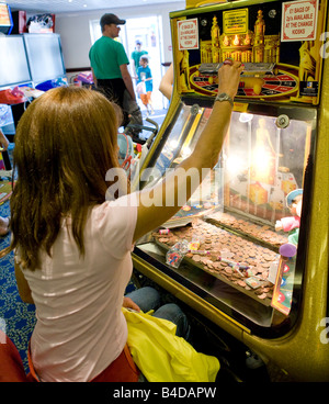 Frau spielt In der Penny Arcade auf Brighton Pier Sussex UK Europe Stockfoto