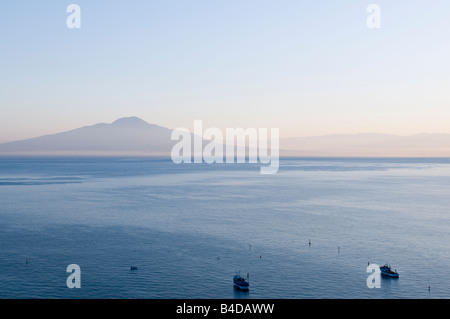 Blick über die Bucht von Neapel auf den Vesuv