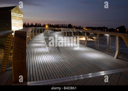 Fußgängerbrücke über den Fluss Aire in Castleford Stockfoto