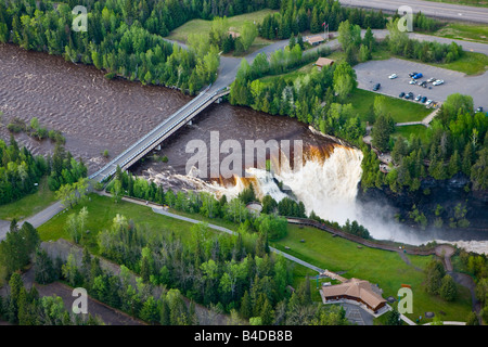 Luftaufnahme der Kaministiquia River und Kakabeka Falls bei den Kakabeka Falls Provincial Park, Ontario, Kanada. Stockfoto