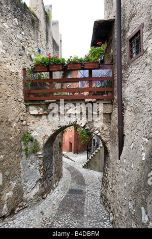 Schmalen gepflasterten Straße im Zentrum der Altstadt Malcesine am Gardasee Italien Stockfoto