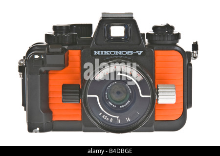 Nahaufnahme einer Nikonos V Unterwasser Kamera mit einem standard 35mm-Objektiv auf einem Hintergrund von reinem weiß (255). Stockfoto