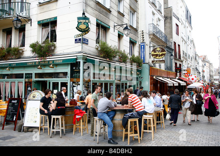 Juli 2008 - Leute sitzen in einem Café im Freien in eine Fußgängerzone Straße Nantes Bretagne Frankreich Stockfoto