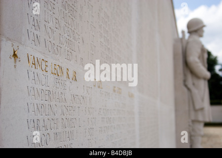 Steinmauer, geschnitzte Soldat und Liste der amerikanischen Friedhof Denkmal Gelände Krieg Museum nr Madingley im Krieg gefallenen Soldaten Stockfoto