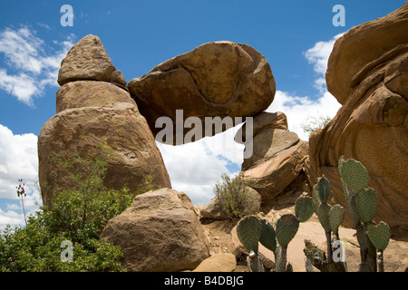 Ausgewogene Rock in Big Bend Nationalpark, Texas mit Kaktus Stockfoto