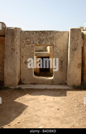 Eine Säule Nische, Tür im alten megalithischen Tempel Mnajdra, Malta. Stockfoto