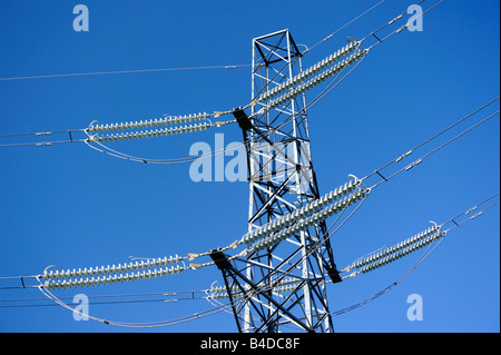 Detail der Isolatoren, 275 Kv. obenliegende Elektrizität Stromleitungen und Turm. Heysham, Lancashire, England, Vereinigtes Königreich, Europa. Stockfoto