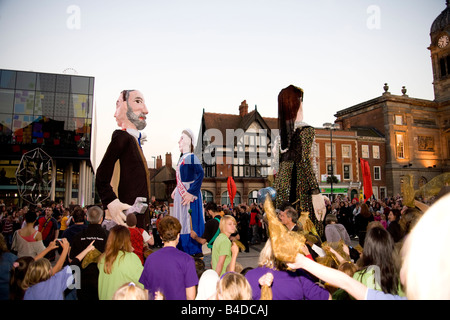 Große Pappmaché-Puppen und Massen in Derby Stadtmarkt Ort während der Derby-Feste. Stockfoto