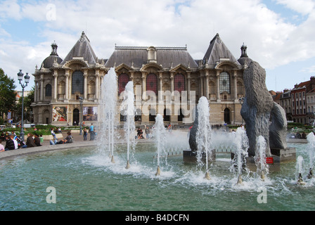 Quadrat und Brunnen vor Palais des Beaux Arts Lille Frankreich Stockfoto