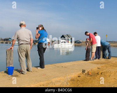 Menschen Sie Angeln für Krabben im Fluss Blyth am Walberswick Suffolk UK Stockfoto