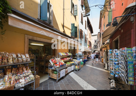 Einkaufsstraße im Zentrum der Altstadt, Garda, Gardasee, Italien Stockfoto