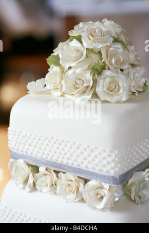 Nahaufnahme von vereisten Goldblumen Rosen Dekorationen auf teure weiße Creme abgestufte Hochzeitstorte Hochzeit Empfang Frühstück Stockfoto