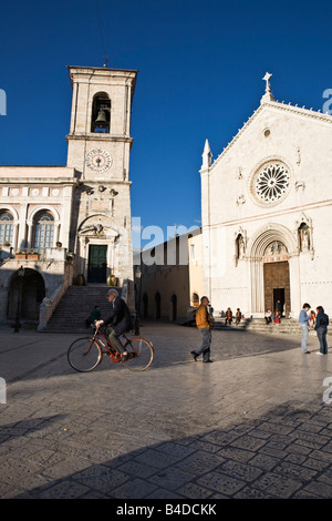 Ein Radfahrer in der Piazza San Benedetto Norcia-Umbrien-Italien Stockfoto