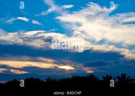 Sonnenuntergang mit lebhaften blauen Himmel und leichte Wolken Stockfoto