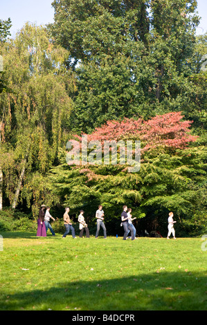 Menschen praktizieren Tai Chi Holland Park London Vereinigtes Königreich Stockfoto