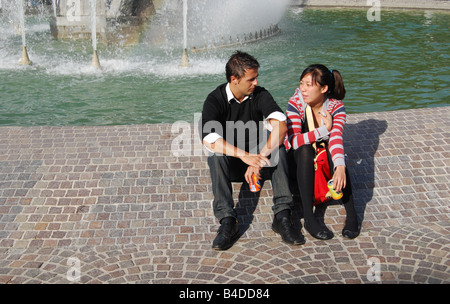 ethnische paar Brunnen vor Palais des Beaux Arts Lille Frankreich Stockfoto