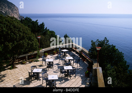 Italien, Sardinien, Cala Gonone, Restauranttische mit Meerblick Stockfoto