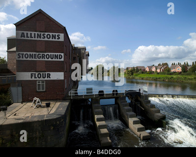 Allinsons Mühle am Fluss Aire, Castleford, West Yorkshire, Nordengland Stockfoto